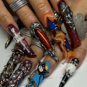 ongles colorés avec des dessins et des perles en plus d'une mitraillette