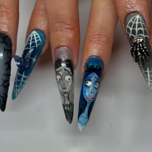 ongles pointus sombres qui rappellent la nuit avec des dessins du film "Les noces funèbres"