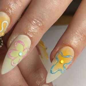ongles pointus jaunes avec des fleurs