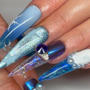 ongles pointus bleus avec des étoiles, un strass, des perles et des paillettes