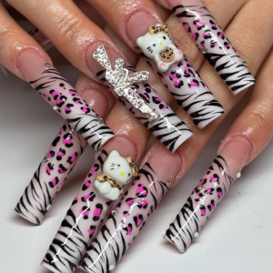 ongles rosés zébrés avec des motifs léopard, Hello Kitty et une mitraillette grise avec des strass