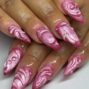 ongles pointus rose pailleté avec des vagues en relief