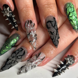 Nail art d'ongle avec des presson, les ongles sont vert effet gothic à Nantes