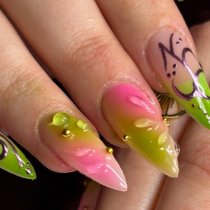 ongles pointus verts et roses avec des gouttes d'eau et des fleurs