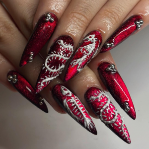 ongles pointus rouges avec des squelettes blancs de dinosaure