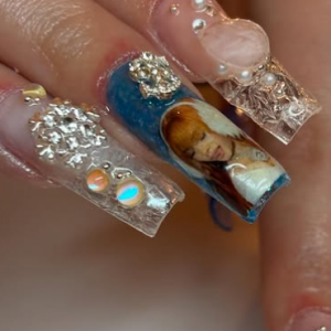 ongles rectangulaires avec des strass et une de femme rousse