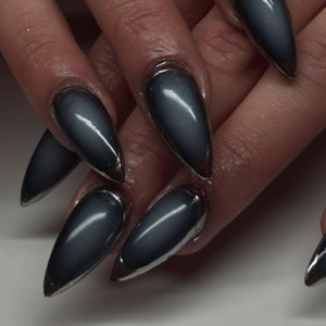 ongles pointus gris et noirs