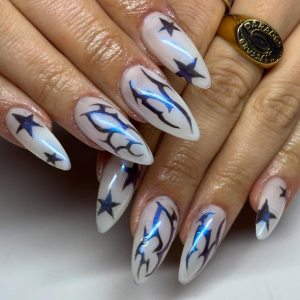 ongles blancs avec des dessins et étoiles bleu foncé