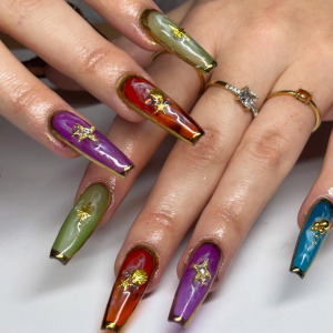 ongles rectangulaires de différentes couleurs avec des ornements dorés